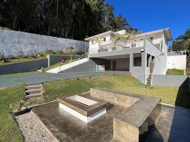 Sobrado com 1150m² 5 quartos e 5 banheiros, à venda, no bairro São Paulo II em Cotia