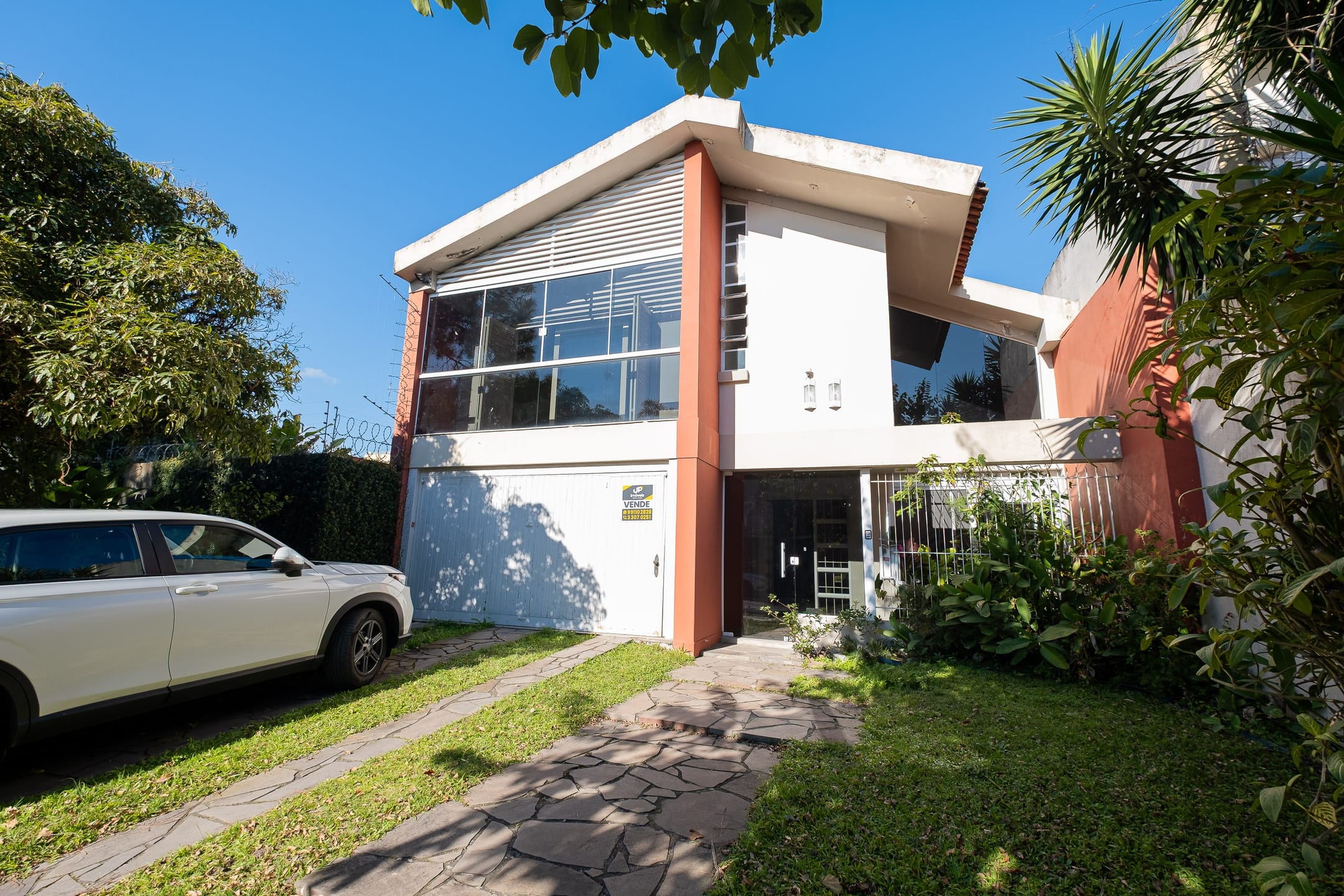 Sobrado impecável nas Três Vendas com 284m², suíte com closet, lareira, churrasqueira e pátio amplo. Conforto e sofisticação em região valorizada!