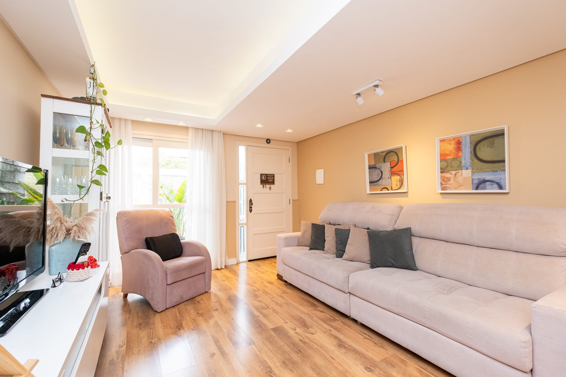 Casa com 3 quartos (1 suíte com closet), espaço gourmet e 195 m². Pronta para morar com conforto, estilo e excelente distribuição de ambientes.