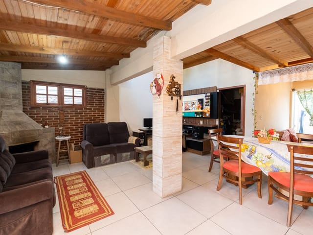 Casa com 300m² 3 quartos e 1 banheiro, à venda, no bairro Laranjal em Pelotas