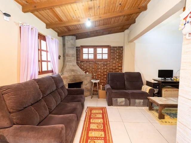 Casa com 300m² 3 quartos e 1 banheiro, à venda, no bairro Laranjal em Pelotas