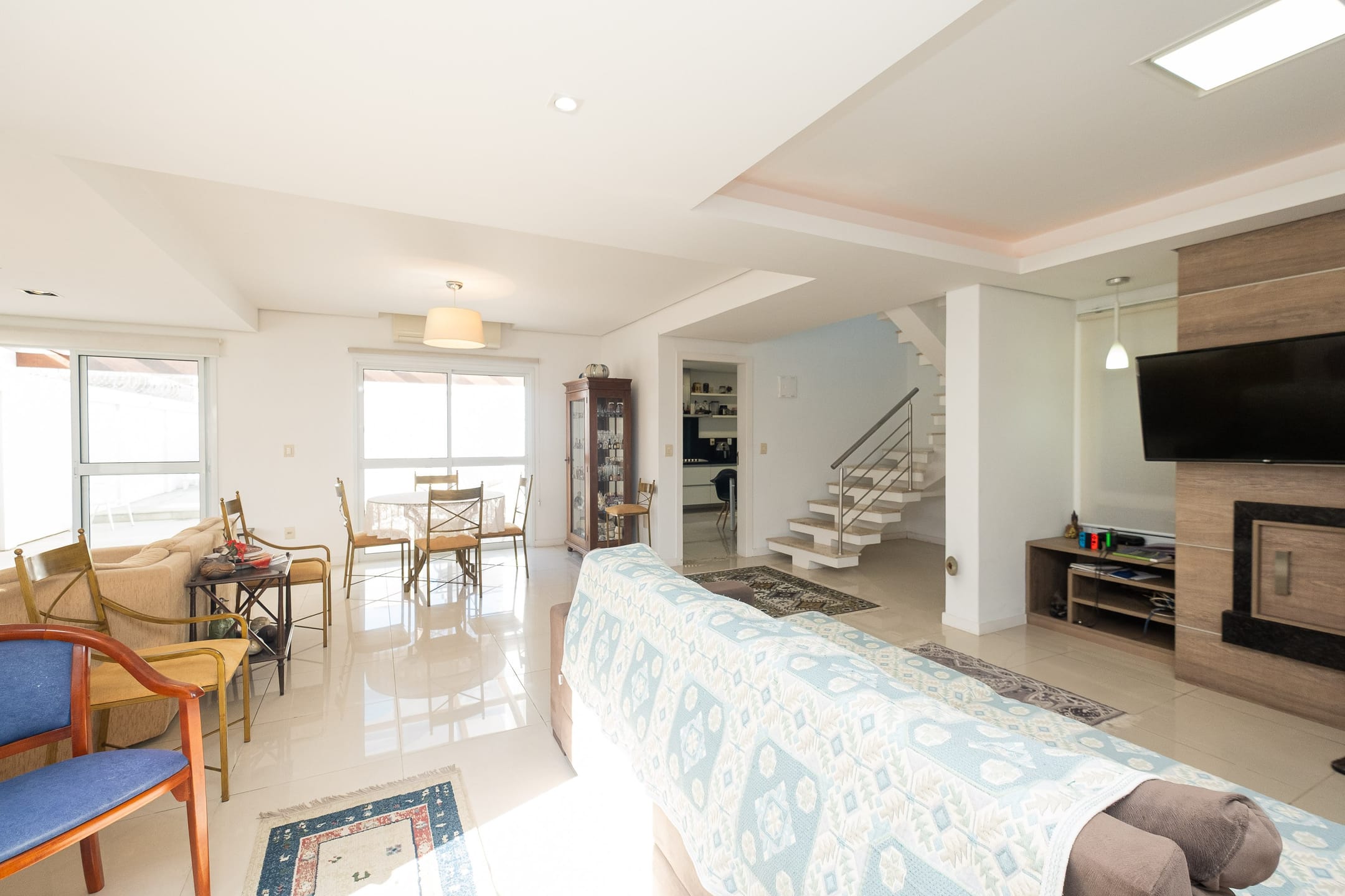 Casa à venda no Parque dos Imigrantes com 237 m², 4 quartos (3 suítes), piscina com aquecimento solar, lareira e espaço gourmet.