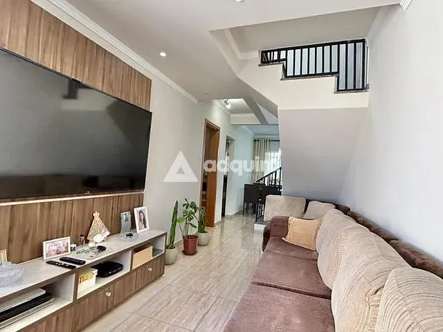 Sobrado com 113m² 3 quartos e 2 banheiros, à venda, no bairro Uvaranas em Ponta Grossa
