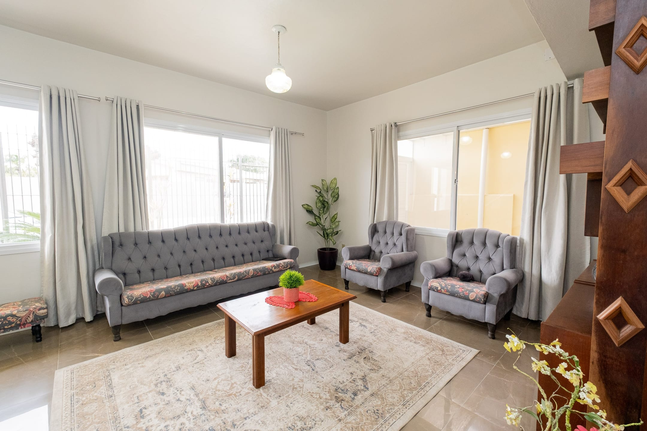 Casa à venda no Laranjal, com 172 m², 3 quartos, 3 banheiros, 4 vagas, espaço gourmet, churrasqueira e a uma quadra da praia.