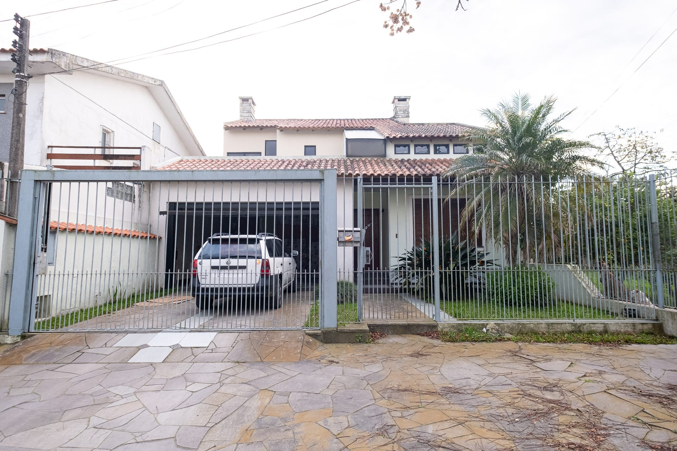 Sobrado com 204 m² à venda nas Três Vendas com 3 quartos (1 suíte com hidromassagem e closet), lareira, área gourmet, jardim, 4 vagas e ótima localização!
