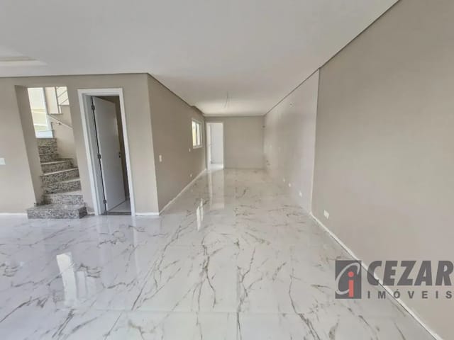 Casa 4 quartos e 3 banheiros, para alugar, no bairro Bacacheri em Curitiba