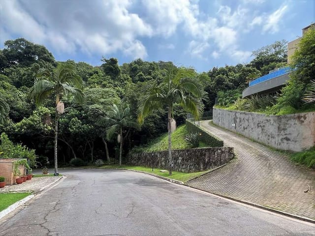 Sobrado com 1249m² 4 quartos e 6 banheiros, à venda ou para alugar, no bairro Pousada dos Bandeirantes em Carapicuíba