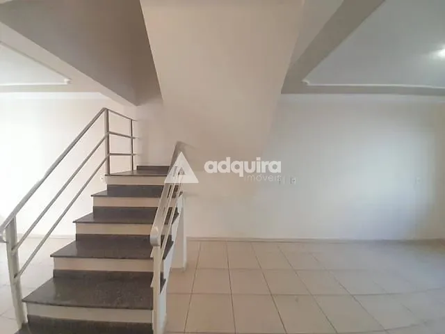 Sobrado com 121m² 3 quartos e 3 banheiros, à venda, no bairro Uvaranas em Ponta Grossa