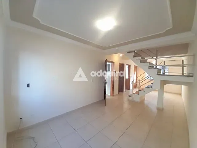 Sobrado com 121m² 3 quartos e 3 banheiros, à venda, no bairro Uvaranas em Ponta Grossa