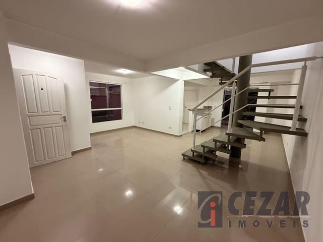 Sobrado com 240m², à venda, no bairro Menino Deus em Quatro Barras