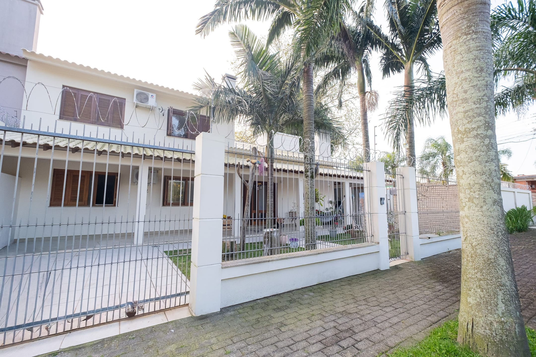 Sobrado à venda no Laranjal – 270 m², 2 quartos, cozinha planejada, piscina e lareira!
