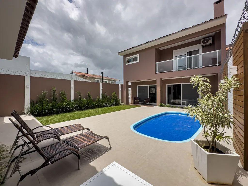 Casa à venda na Colina do Sol, Pelotas - 277 m², 3 quartos (sendo 1 suíte), e amplo espaço gourmet com piscina e churrasqueira.