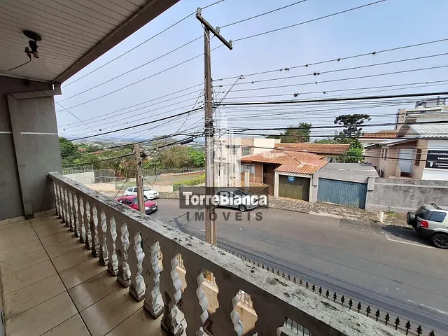 Sobrado com 180m² 3 quartos e 2 banheiros, à venda, no bairro Uvaranas em Ponta Grossa