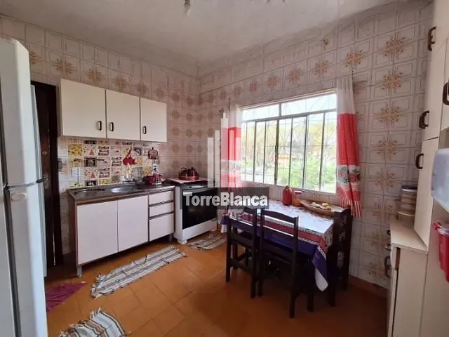 Sobrado com 180m² 3 quartos e 2 banheiros, à venda, no bairro Uvaranas em Ponta Grossa