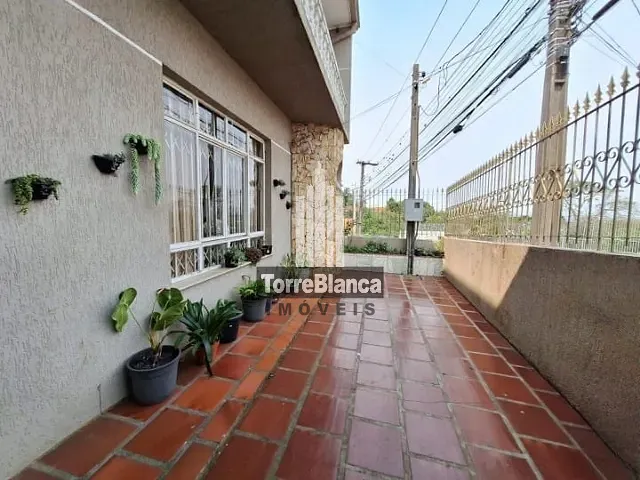 Sobrado com 180m² 3 quartos e 2 banheiros, à venda, no bairro Uvaranas em Ponta Grossa