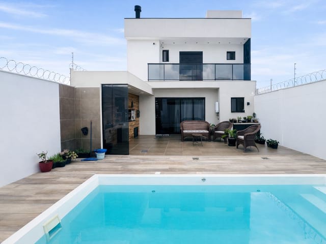 Sobrado com 175m² 2 quartos e 3 banheiros, à venda, no bairro Três Vendas em Pelotas