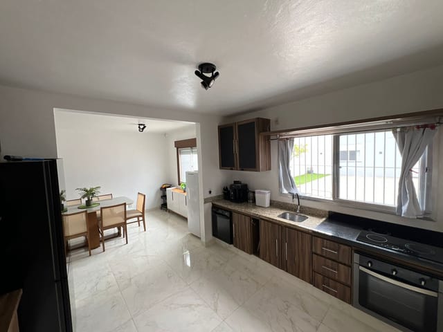 Sobrado com 256m² 5 quartos e 3 banheiros, à venda, no bairro Fragata em Pelotas