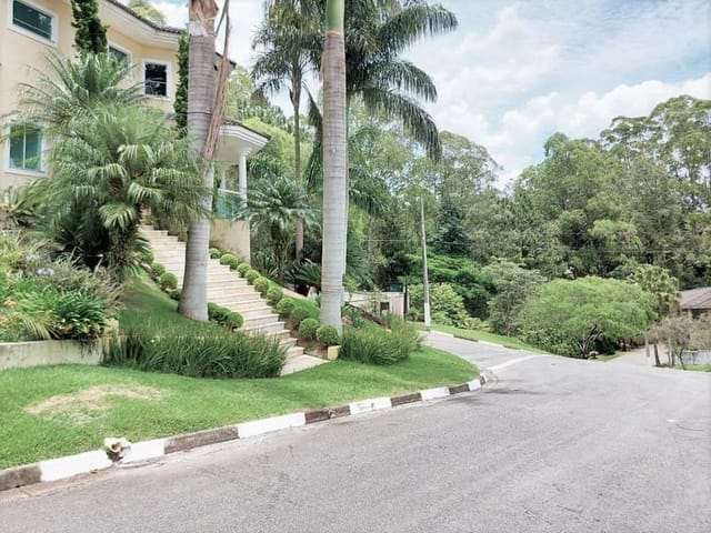 Sobrado com 712m² 4 quartos e 5 banheiros, à venda, no bairro Parque das Artes em Embu das Artes