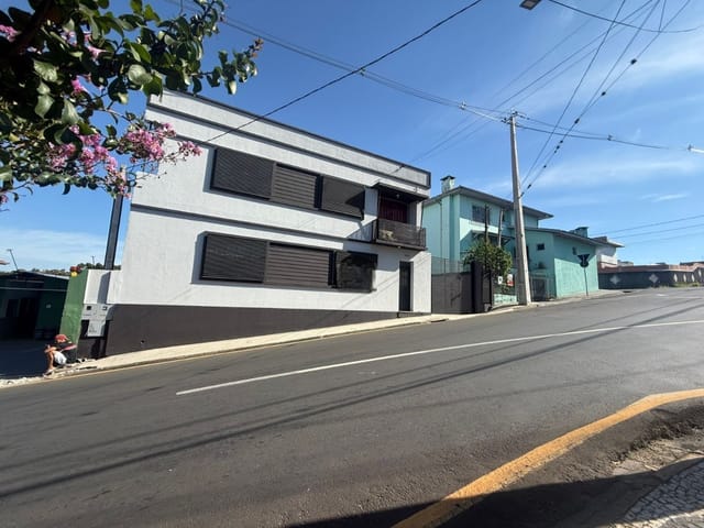 Aluguel Comercial - Sobrado para locação, 4 salas, amplo estacionamento, Centro, Ponta Grossa, PR