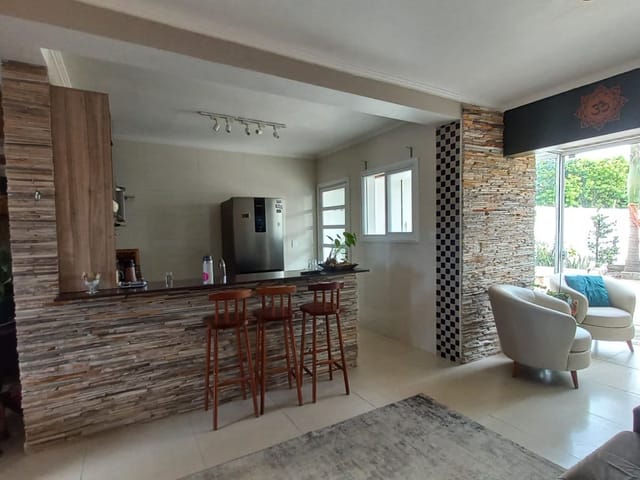 Sobrado com 258m² 3 quartos e 3 banheiros, à venda, no bairro Laranjal em Pelotas