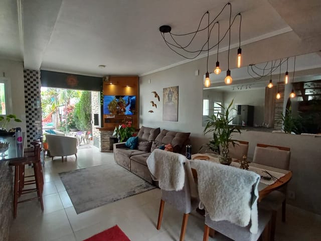 Sobrado com 258m² 3 quartos e 3 banheiros, à venda, no bairro Laranjal em Pelotas