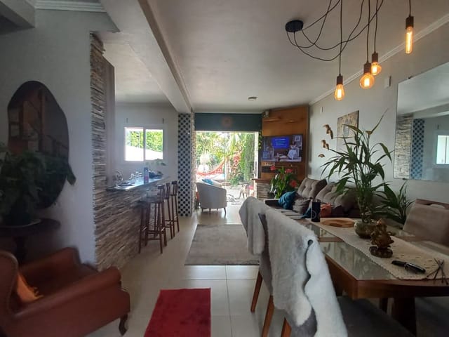 Sobrado com 258m² 3 quartos e 3 banheiros, à venda, no bairro Laranjal em Pelotas