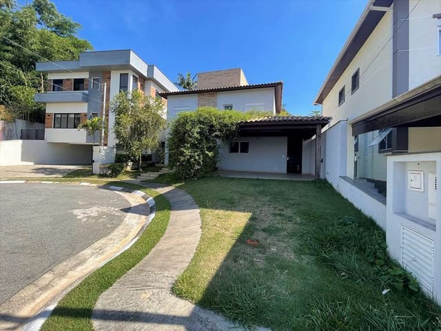 Sobrado com 268m² 3 quartos e 2 banheiros, à venda, no bairro Bairro Moinho Velho em Cotia
