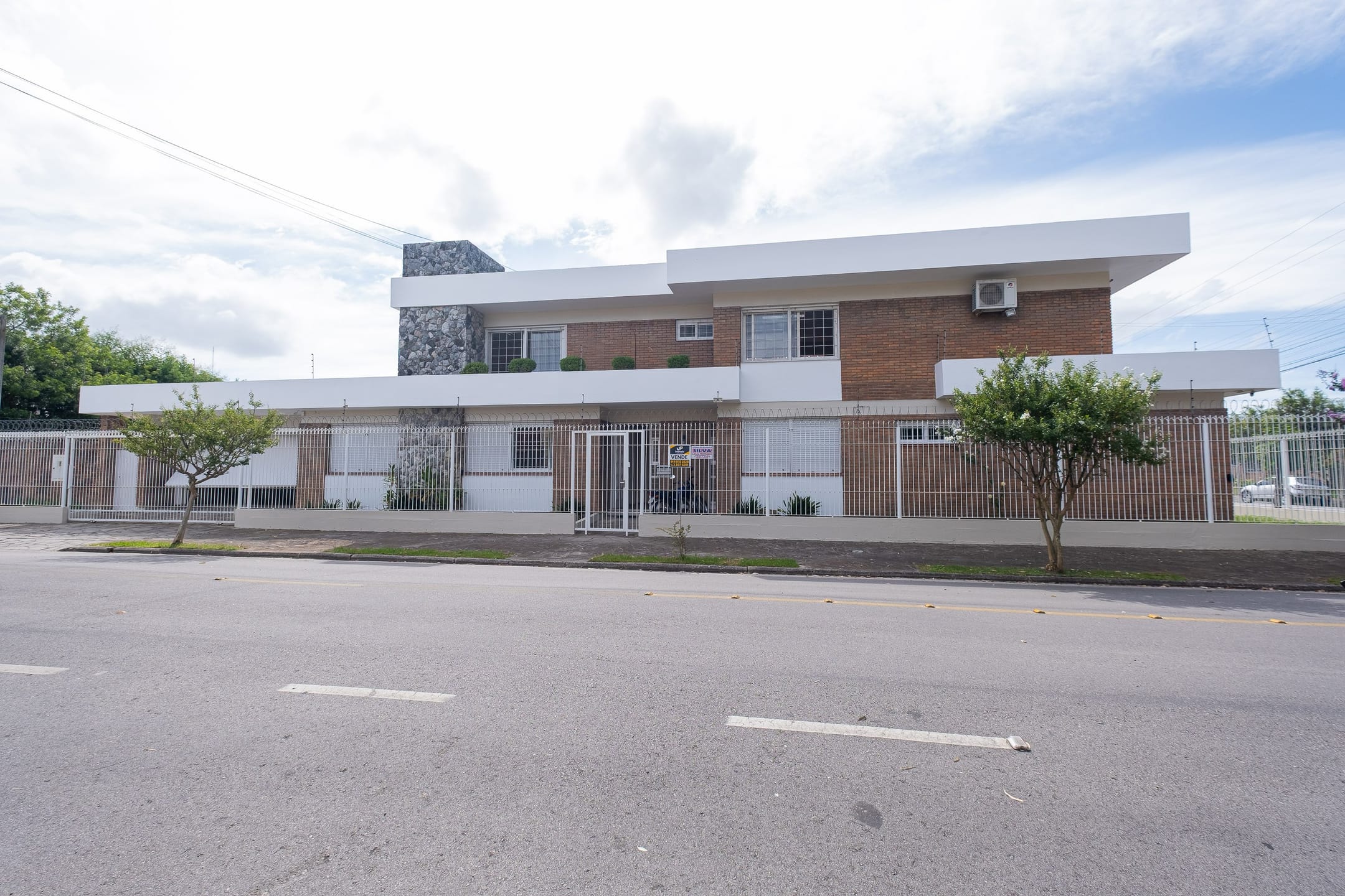 Casa à venda nas Três Vendas, Pelotas - com 377m², 5 quartos (sendo 1 suíte com closet), lareira e ampla área gourmet com piscina.