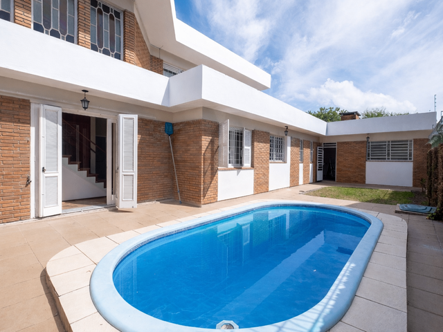Sobrado com 620m² 5 quartos e 3 banheiros, à venda, no bairro Três Vendas em Pelotas