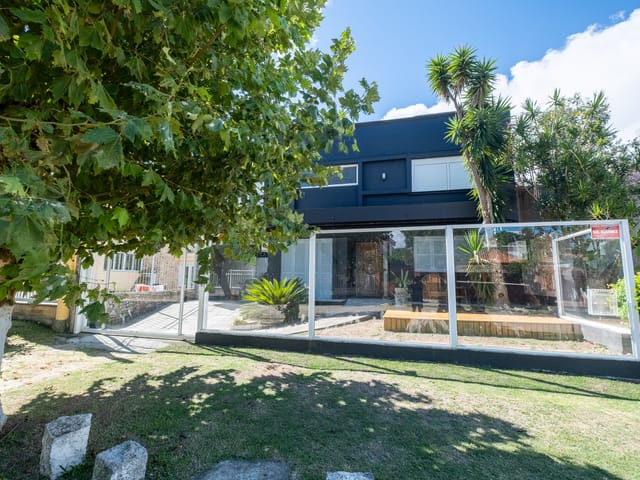 Sobrado com 386m² 4 quartos e 4 banheiros, à venda ou para alugar, no bairro Laranjal em Pelotas