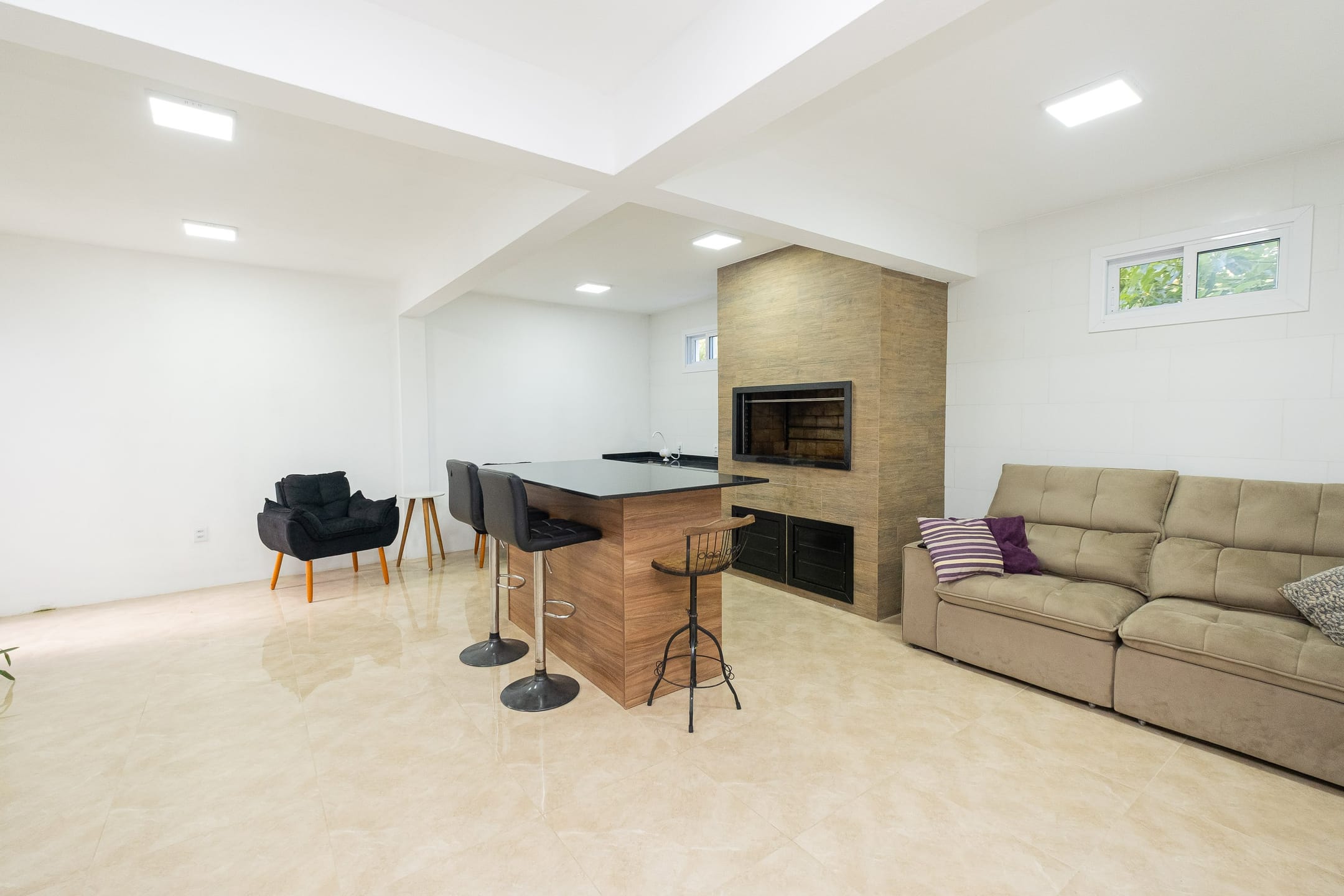 Casa à venda nas Três Vendas, Pelotas -  192 m², 3 quartos (sendo 1 suíte), móveis planejados, ampla área 
gourmet e com placas solares. - 10