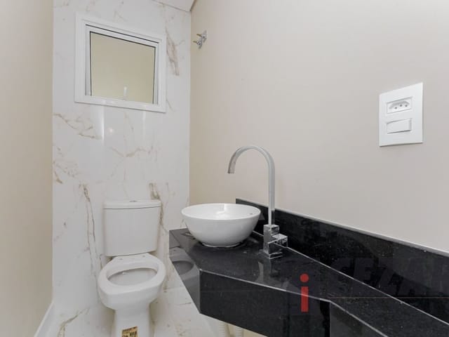 Casa 4 quartos e 3 banheiros, à venda, no bairro Bacacheri em Curitiba