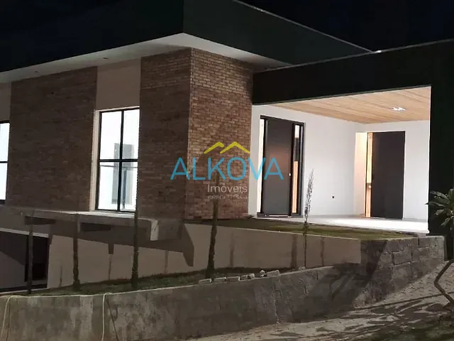 Sobrado com 300m² 4 quartos e 2 banheiros, à venda, no bairro Condomínio Residencial Mantiqueira em São José dos Campos