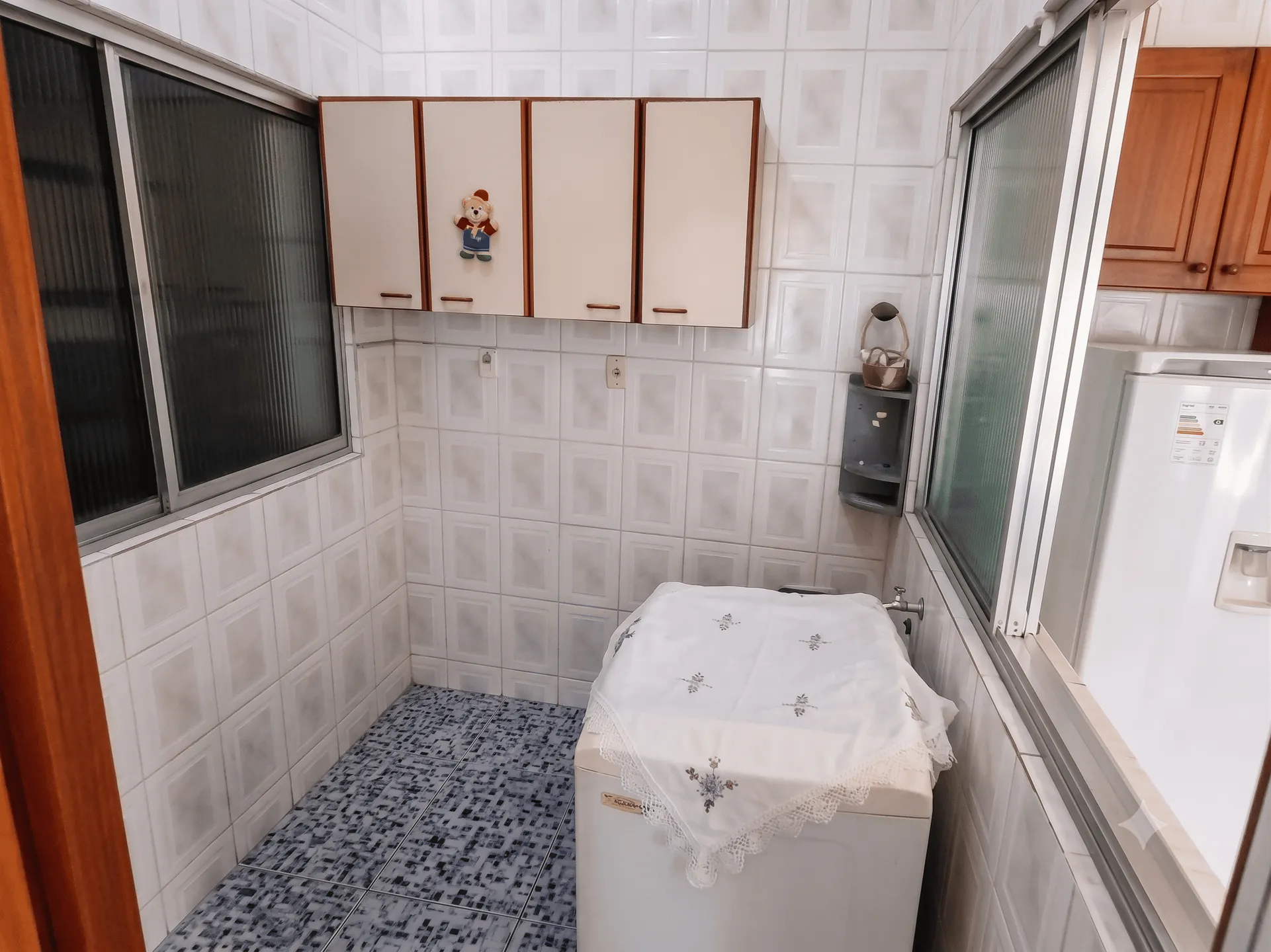Casa à venda na Colina do Sol, Pelotas - 273 m², 5 quartos (sendo 1 suíte), lareira, espaço gourmet com churrasqueira, pátio e piscina. - 7