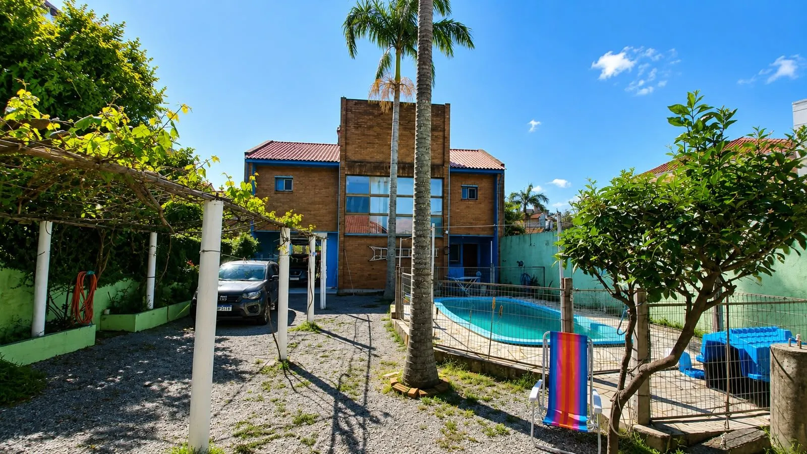 Casa à venda na Colina do Sol, Pelotas - 273 m², 5 quartos (sendo 1 suíte), lareira, espaço gourmet com churrasqueira, pátio e piscina. - 11