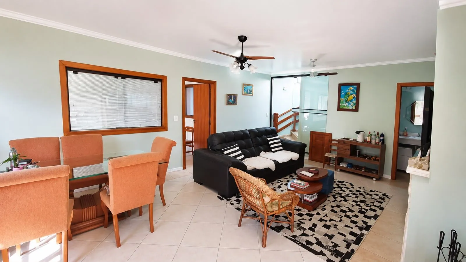 Casa à venda na Colina do Sol, Pelotas - 273 m², 5 quartos (sendo 1 suíte), lareira, espaço gourmet com churrasqueira, pátio e piscina.
