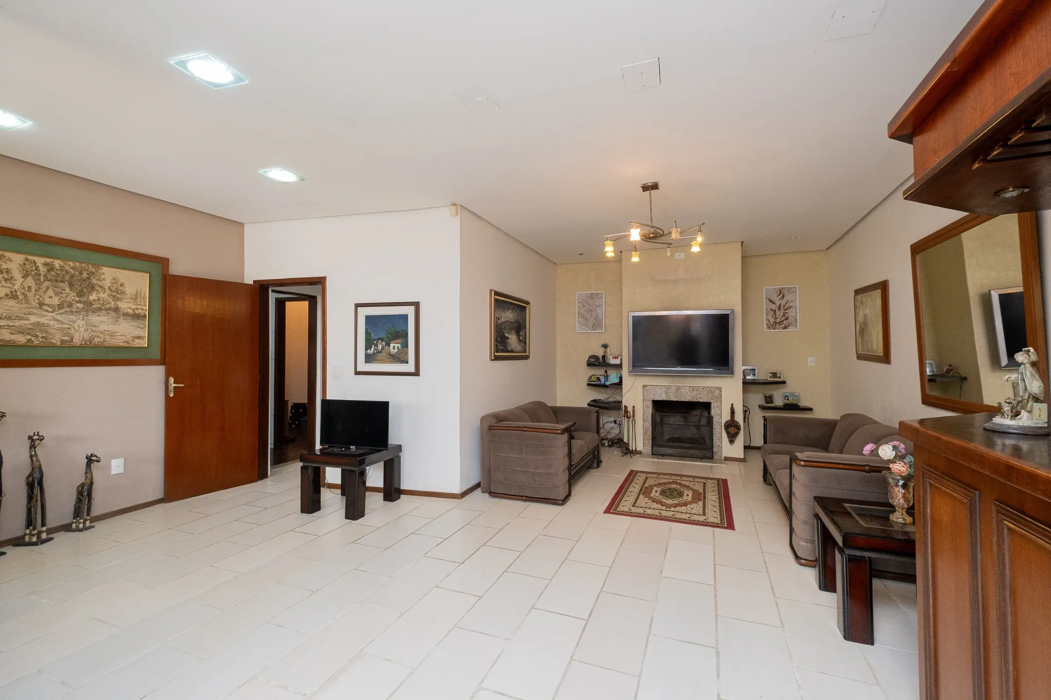 OCULTO Casa à venda no Recanto de Portugal, Laranjal - 283 m², 3 quartos (sendo 1 suíte), móveis planejados e pátio com piscina.