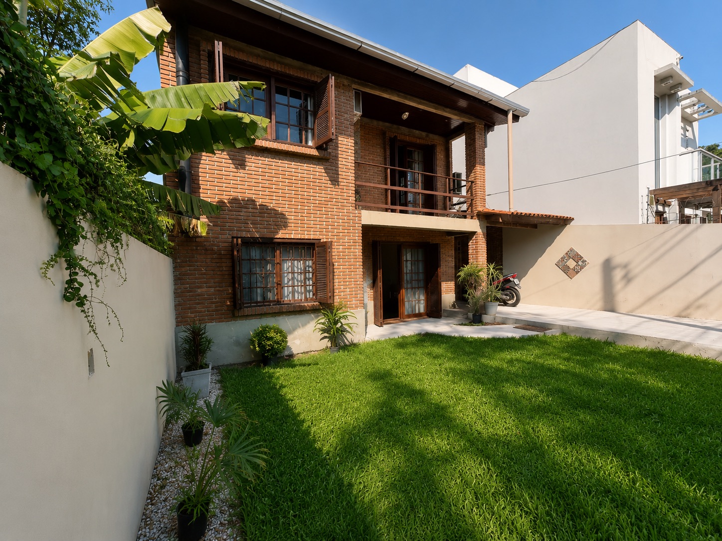 Casa à venda no Recanto de Portugal, Laranjal - 130 m², 2 quartos (sendo 1 suíte), móveis planejados, lareira e amplo pátio com piscina e garagem. - 20