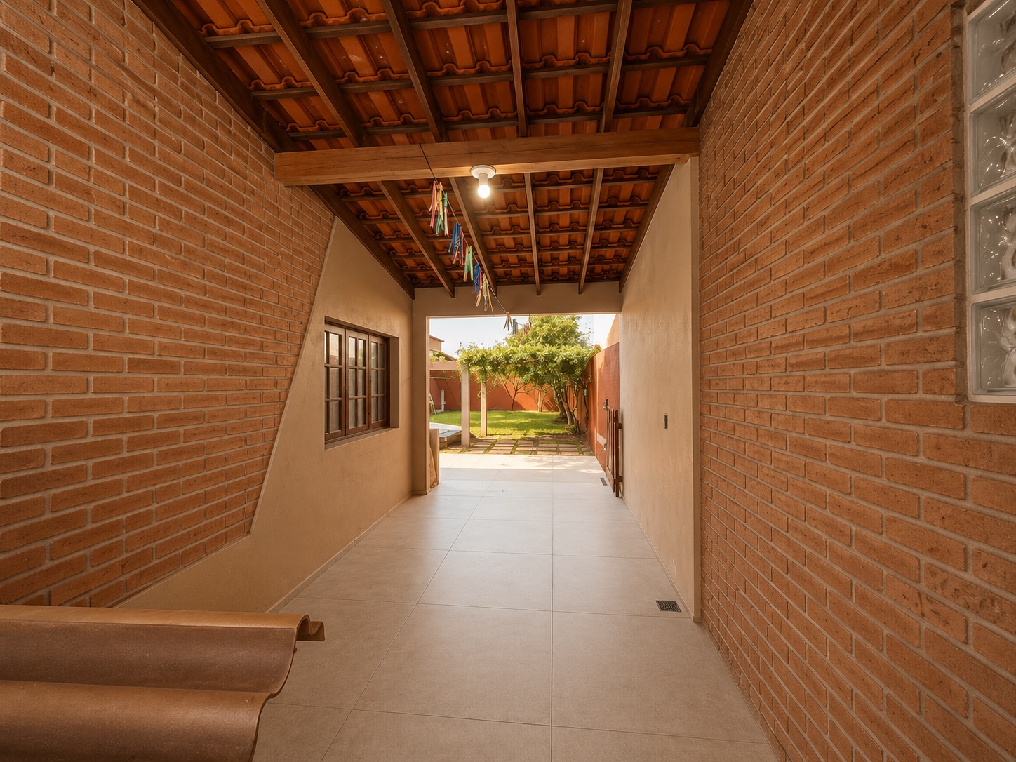 Casa à venda no Recanto de Portugal, Laranjal - 130 m², 2 quartos (sendo 1 suíte), móveis planejados, lareira e amplo pátio com piscina e garagem. - 16