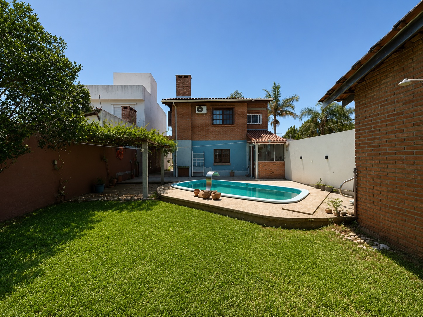 Casa à venda no Recanto de Portugal, Laranjal - 130 m², 2 quartos (sendo 1 suíte), móveis planejados, lareira e amplo pátio com piscina e garagem. - 21