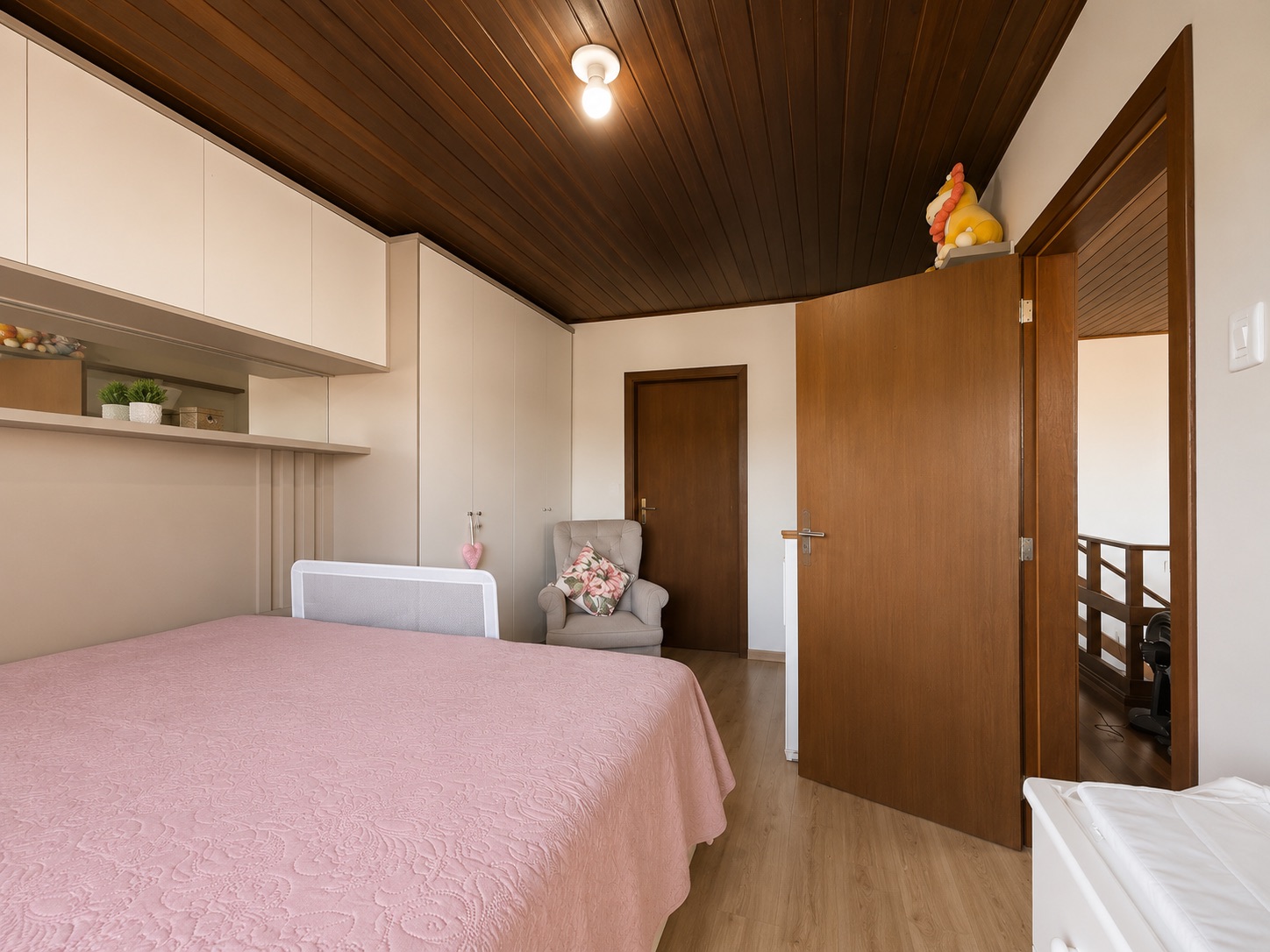 Casa à venda no Recanto de Portugal, Laranjal - 130 m², 2 quartos (sendo 1 suíte), móveis planejados, lareira e amplo pátio com piscina e garagem. - 13