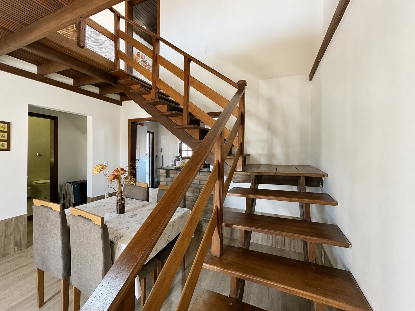 Casa à venda no Recanto de Portugal, Laranjal - 130 m², 2 quartos (sendo 1 suíte), móveis planejados, lareira e amplo pátio com piscina e garagem. - 10