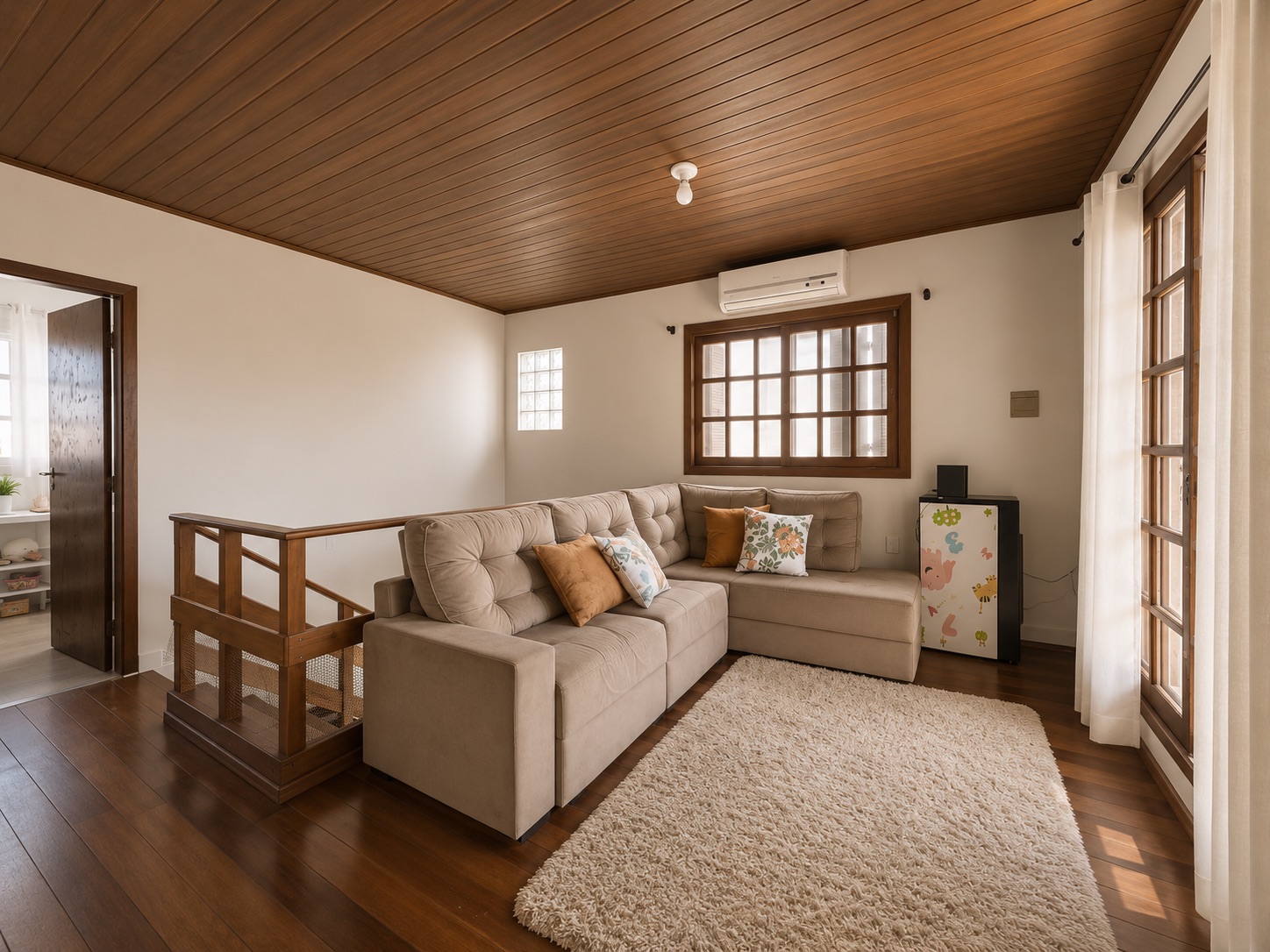 Casa à venda no Recanto de Portugal, Laranjal - 130 m², 2 quartos (sendo 1 suíte), móveis planejados, lareira e amplo pátio com piscina e garagem. - 11