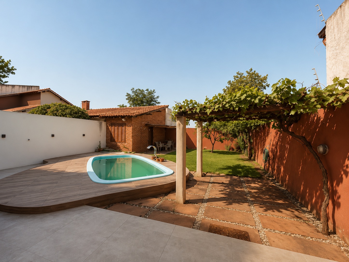 Casa à venda no Recanto de Portugal, Laranjal - 130 m², 2 quartos (sendo 1 suíte), móveis planejados, lareira e amplo pátio com piscina e garagem. - 22