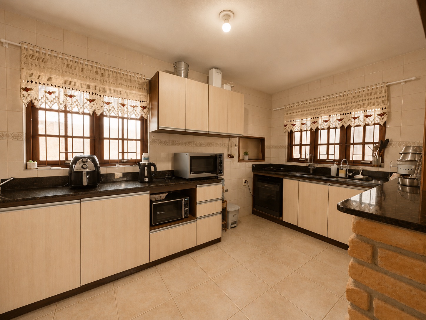 Casa à venda no Recanto de Portugal, Laranjal - 130 m², 2 quartos (sendo 1 suíte), móveis planejados, lareira e amplo pátio com piscina e garagem. - 8