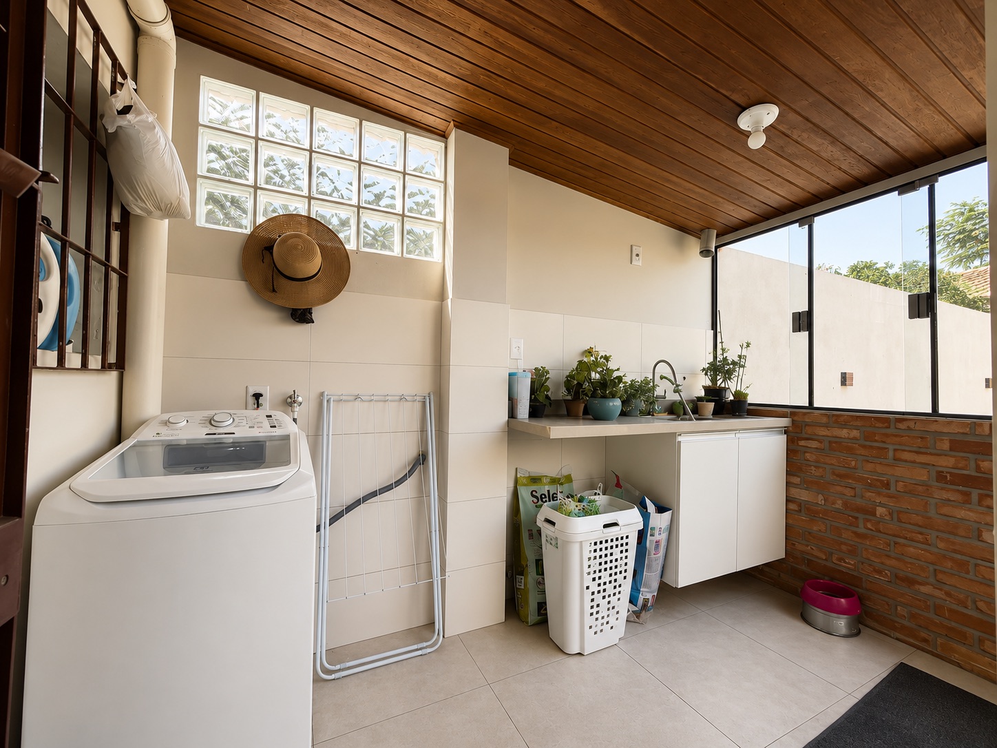 Casa à venda no Recanto de Portugal, Laranjal - 130 m², 2 quartos (sendo 1 suíte), móveis planejados, lareira e amplo pátio com piscina e garagem. - 9