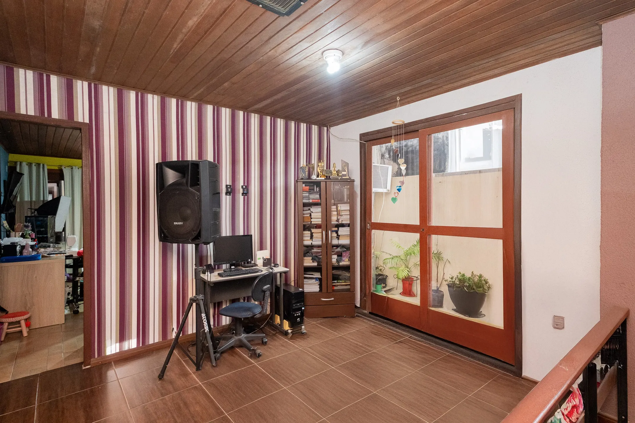 Casa à venda no Areal, Pelotas - 200 m², 2 quartos (sendo 1 suíte), lareira, sacada e espaço gourmet com churrasqueira e garagem. - 10