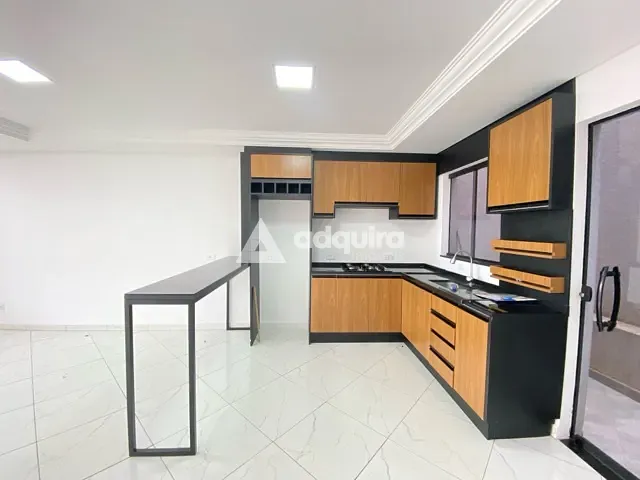 Sobrado 3 quartos e 2 banheiros, à venda, no bairro Uvaranas em Ponta Grossa