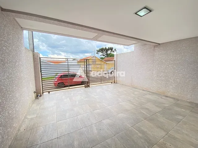 Sobrado 3 quartos e 2 banheiros, à venda, no bairro Uvaranas em Ponta Grossa