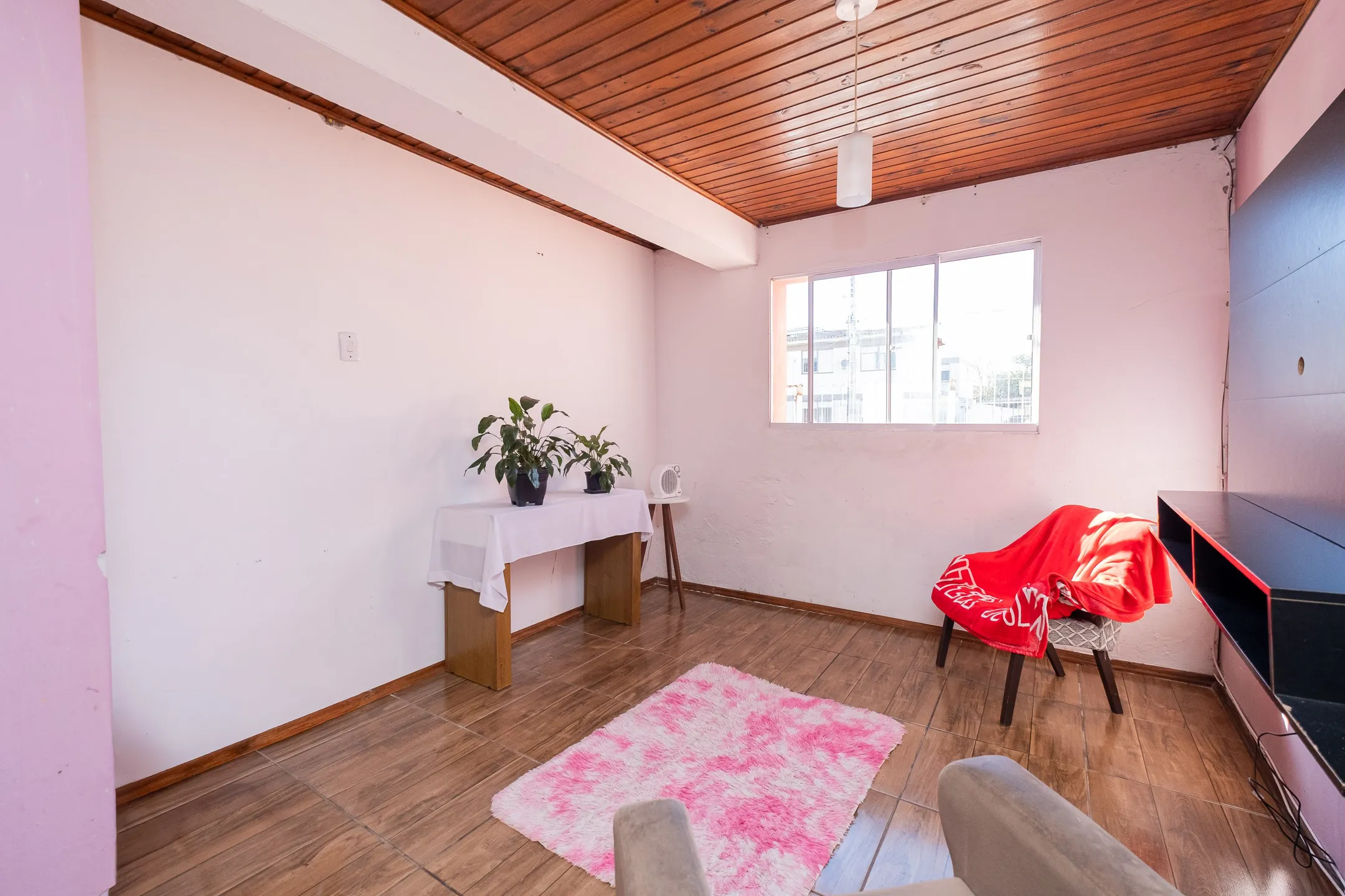 Três casas em um único terreno à venda no Areal, Pelotas  - 230 m², 4 quartos, cozinha com armários, churrasqueira e pátio.